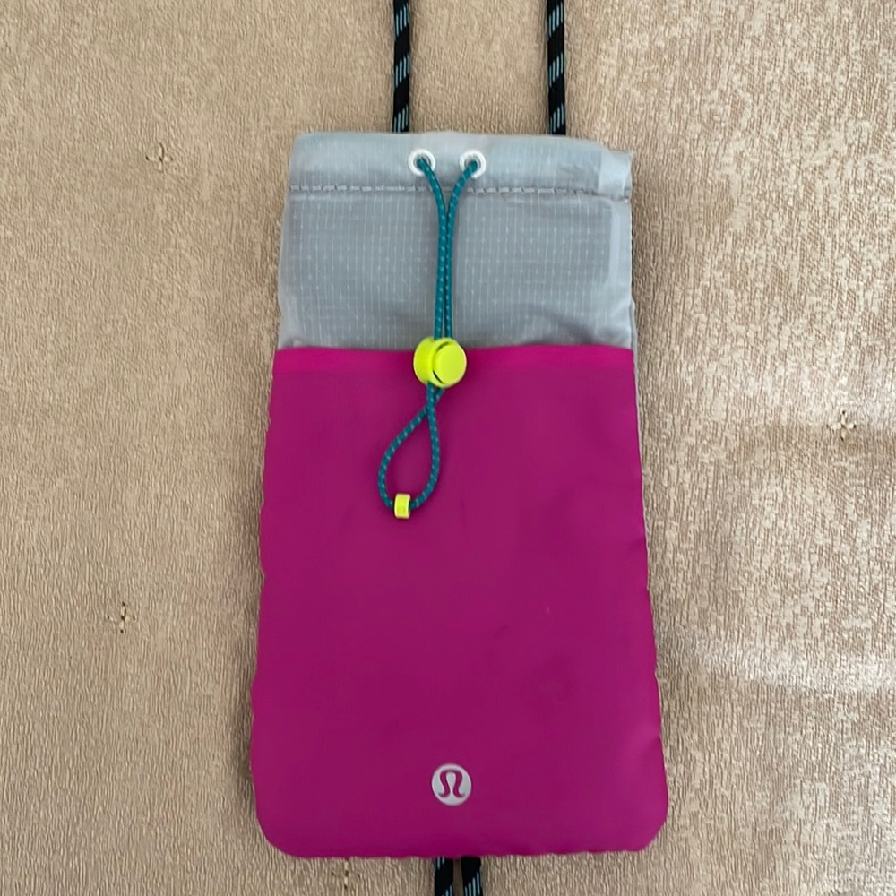 Lululemon Play Forward crossbody pouch like new